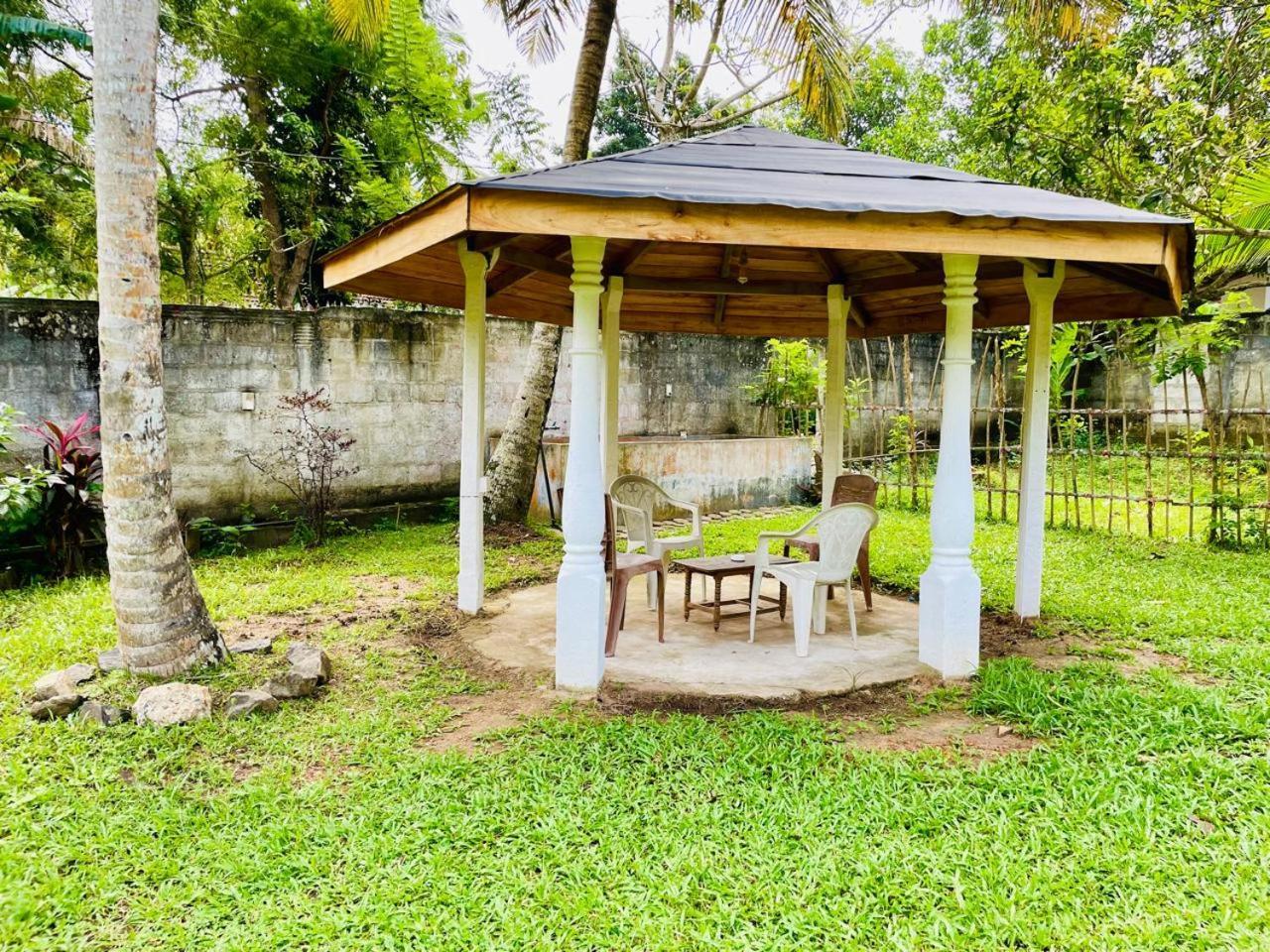 Secret Garden Mirissa Villa Bagian luar foto